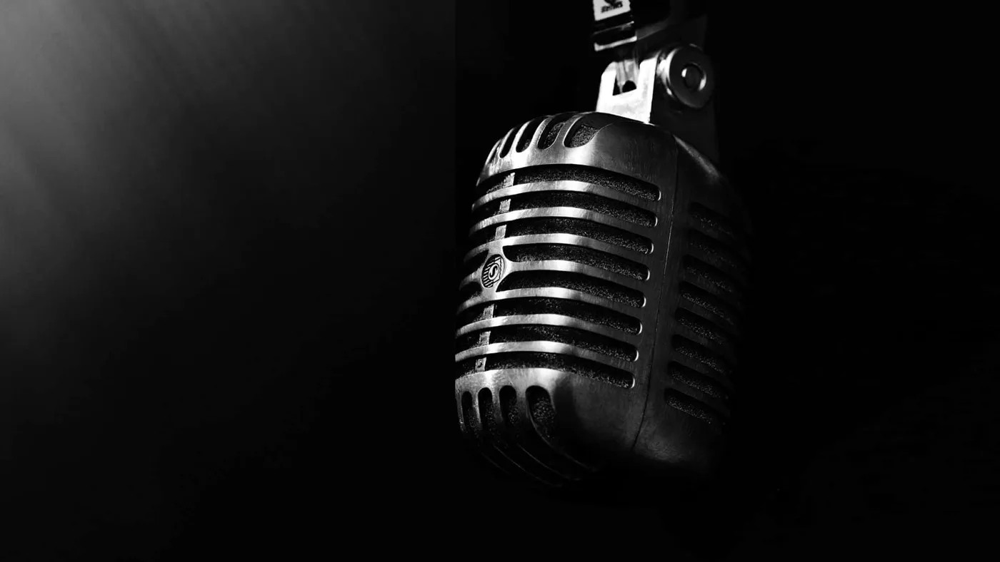 A vintage microphone in the dark for The Amazing Podcast, orchestral overture by Santiago Bianchi